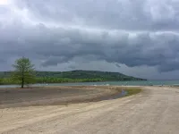 Private 14 acre Creek side Cabin and close to Lake - 2-Star