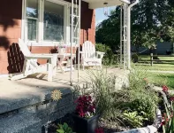 Relax at Redberry House—just blocks from downtown and Lake MI beaches - Wi-Fi