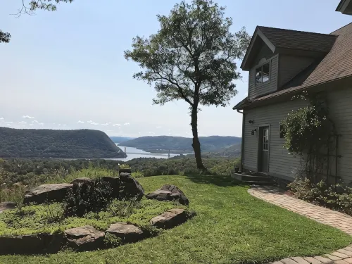 Serene Mountain Top Views overlooking Hudson River and Surrounding Highlands - WiFi