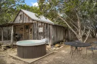 1800's Cabin W/Farm Cats! Hot Tub/Close to Downtown! Cactus- Voted Most Romantic - Chalets