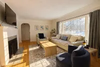 Bluebird Homestay Single-Level Home, 5 Min to Mayo - Boutique