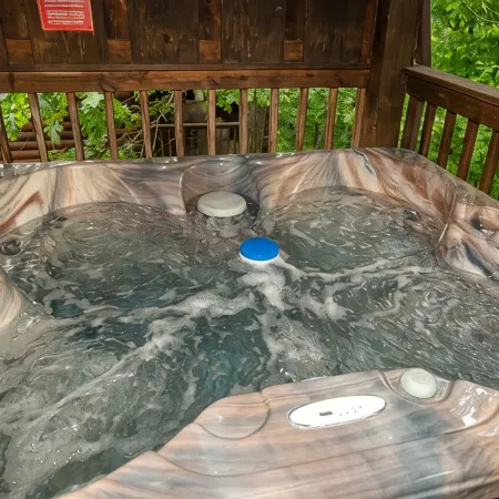 Cozy Cabin Under 2 Miles from Dollywood, hot tub, heated community pool