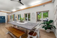 Boho-Ranch Retreat in Hip East Austin w Hot Tub and Cowgirl pool. - مسبح خاص