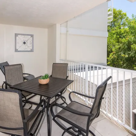 Relaxing Spacious Vacation Home: Amazing Oceanside Pools, Jacuzzi, WiFi, & More