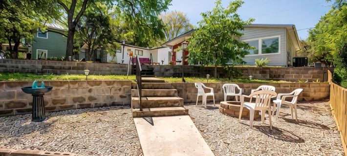One of a Kind Vintage Lakefront Getaway on Lake Dunlap--W/D, fire pit, 4 tvs Hotels in Guadalupe County