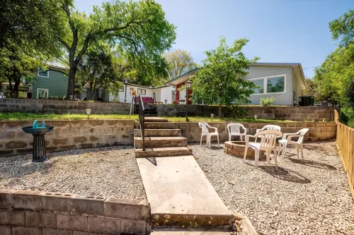 One of a Kind Vintage Lakefront Getaway on Lake Dunlap--W/D, fire pit, 4 tvs - Hytter