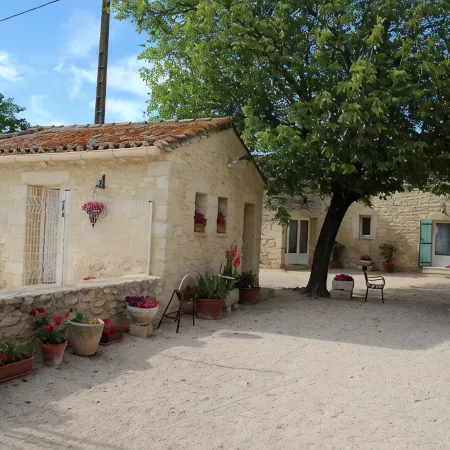Uzès: superb gîte in a Provencal farmhouse 700m from the town center