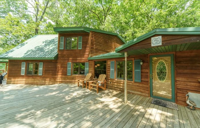 HotTub! FirePit, Private 2.5 acre Pond, 2 Kayaks! GameRoom! Slps12+