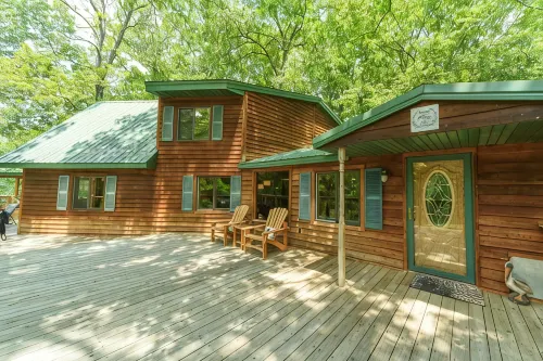 HotTub! FirePit, Private 2.5 acre Pond, 2 Kayaks! GameRoom! Slps12+ - 小木屋