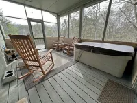 Cozy Pigeon Forge Cabin Near Parkway: Hot Tub, Mountain Views & Pet Friendly! - 4-نجوم