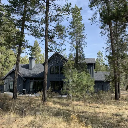 Luxury Sunriver Lodge, 3 King Suites, SHARC Passes, Hot Tub, EV, Sleeps 16!