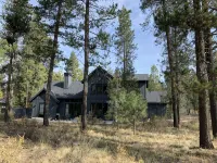 Luxury Sunriver Lodge, 3 King Suites, SHARC Passes, Hot Tub, EV, Sleeps 16! - ブティック