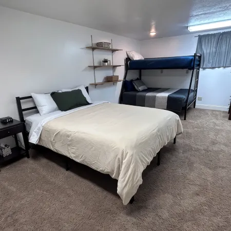 Sunny Days! Room for everyone and Pet-Friendly!