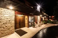 Open Hearth Lodge - parking