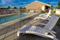 All Travellers Motor Inn - parking