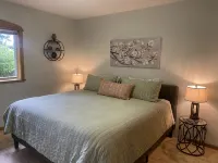 Rogue River Water Front with Hot Tub and Fenced Yard - Wifi