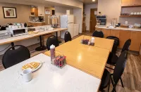 Keystone Motor Inn, a Travelodge by Wyndham - breakfast