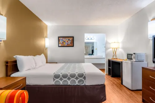Econo Lodge - Pools