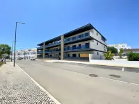 塔維拉大陽台帶泳池的家 - 停車場