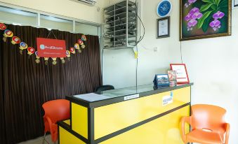 RedDoorz Near H. Hasan Aroeboesman Airport