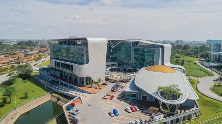 Raia Hotel & Convention Centre Kuching Отели рядом с достопримечательностью «New Sarawak State Legislative Assembly Bldg»