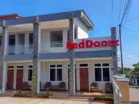 RedDoorz Syariah Near Alun Alun Purwokerto 2 Các khách sạn ở Karangklesem