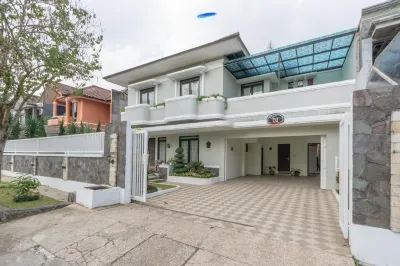 Villa Kensington Bandung 3 Bedrooms 15-Paxs Hotels in Sukajaya