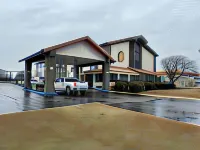 Super 8 by Wyndham Blytheville - parking