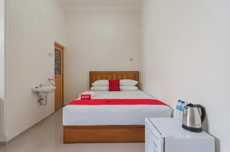 RedDoorz Syariah Plus @ Perintis Guesthouse Tasikmalaya Отели в г. Cihideung