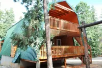 Sleeps 13- 3 Full Bathrooms - Family memories around the FIRE PIT! Hotels in Duck Creek Village