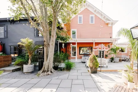 American Beech Hotel Отели рядом с достопримечательностью «Peconic Cruise Line»