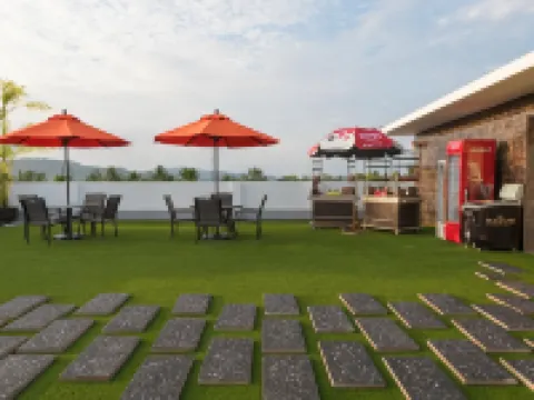 The Smith House Hotel berhampiran Black Sand Beach