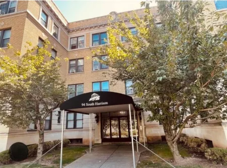 Luxurious 1-bedroom apartment in charming East Orange apartment with AC, WiFi…..