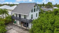 SEASCAPE COZY BEACH HOME 1/2MI. TO OCEAN! SLEEPS 6-Fenced Backyard