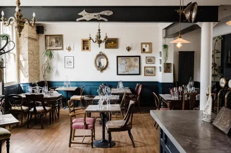 The Crooked Swan Отели рядом с достопримечательностью «Восток Ламбрук Манор Гарденс»