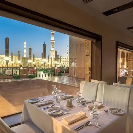 Golden Tulip Al-Zahabi Отели рядом с достопримечательностью «Кладбище Баки»