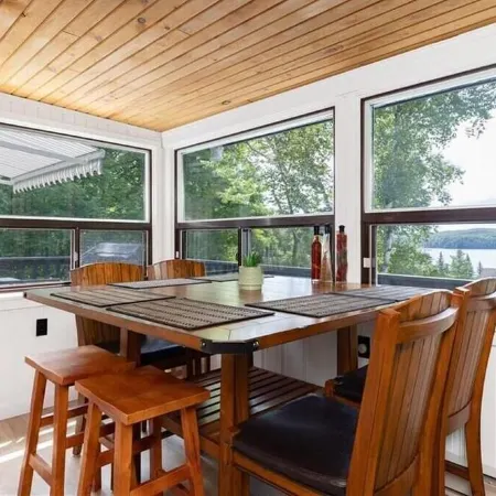 All season Cottage with 3 decks + sun room