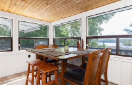 All season Cottage with 3 decks + sun room