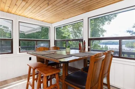 All season Cottage with 3 decks + sun room Отели в г. Хантсвилл