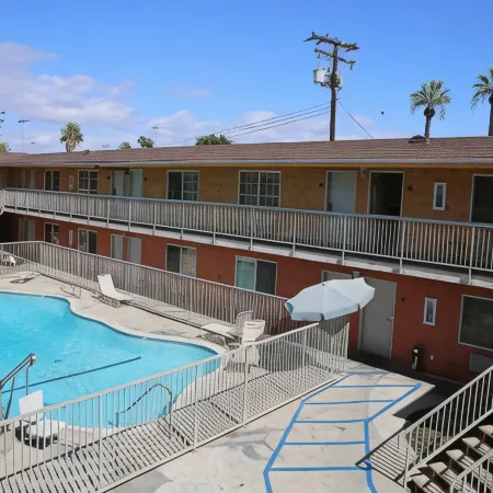 Chateau Inn & Suites