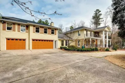 Private guest suite with private garage