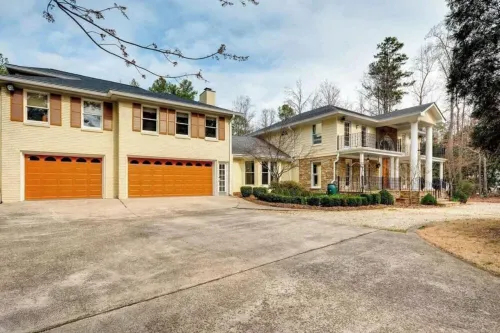 Private guest suite with private garage