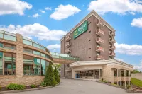 Quality Hotel Fallsview Cascade Hotels near Skylon Tower