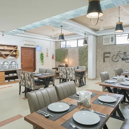 Ahuja Residency Parklane Отели рядом с достопримечательностью «Офис IndiGo»