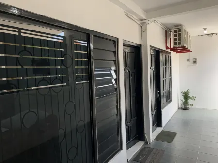 Recharge Cafe & Garasi Homestay Отели в г. Ngampilan