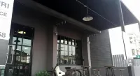 騎士臥房青年旅館和咖啡館