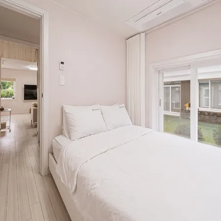 Jeju Stone Wall Iuda Pension Отели рядом с достопримечательностью «Собор Святой Троицы»