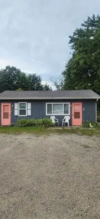 Charming 1-bedroom cottage 0.5 from beautiful Caseville with AC, spacious yard