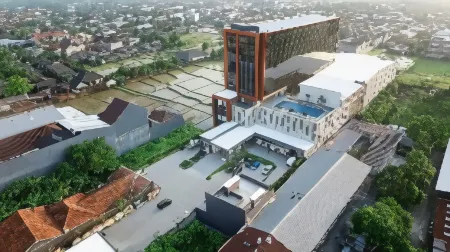 Grand Karlita Hotel Purwokerto Отели рядом с достопримечательностью «Monumen Panglima Besar Jenderal Soedirman»