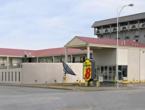 拉伯克市民中心北速8酒店